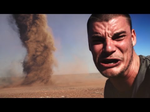 Сумасшедшее селфи на фоне торнадо - настоящее экстрим фото!