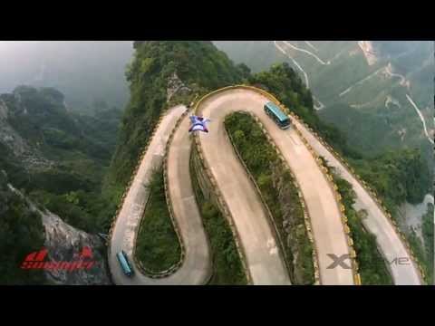 Безумное видео полетов на вингсьюте